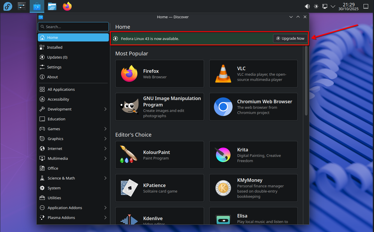 Screenshot eines Fedora KDE Desktops, geöffnet ist das Programm "Discover": links sind Software-Kategorien (wie Accessibility, Development, Education und viele andere), rechts Icons von Programmen, die vorgestellt werden (unter anderem Firefox, VLC, GIMP und andere).

Oben mittig ist ein schmaler grüner Streifen (hervorgehoben durch einen roten Rahmen) eingeblendet mit dem Text "Fedora Linux 43 is now available.", rechts daneben ist ein Button mit der Beschriftung "Upgrade now". Ein roter Pfeil zeigt auf besagten Button.